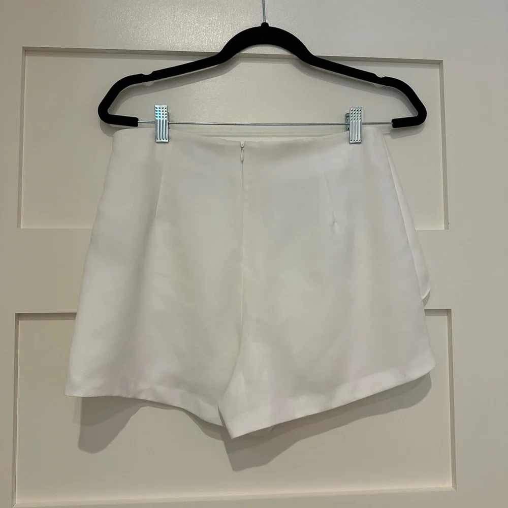 Scripted front panel flowy white shorts - Picture 3 of 3